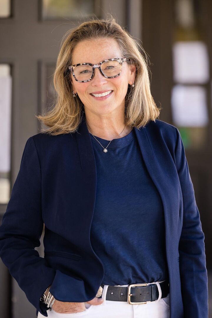 Alexandra Cowley, Premier agent